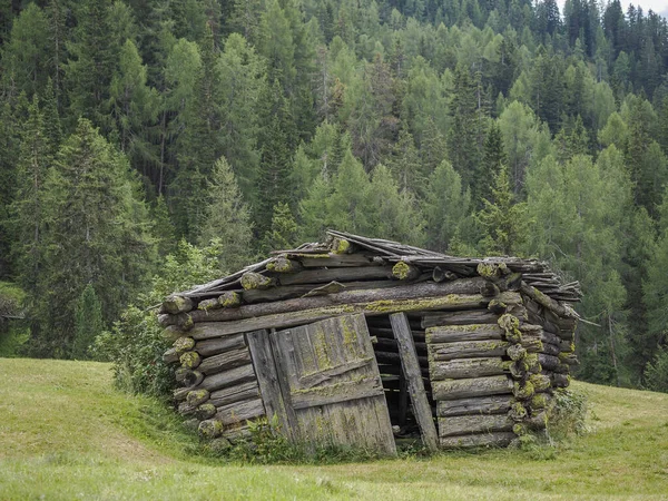 Dolomite Dağlarındaki Terk Edilmiş Ahşap Kulübe — Stok fotoğraf