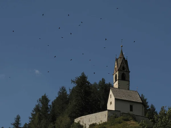 Dolomitlerle Uçan Kuzgunlarla Dolu Küçük Bir Kilise — Stok fotoğraf