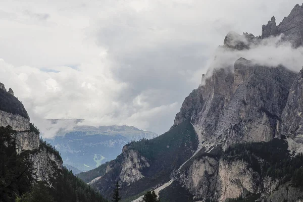 Δολομίτες Βουνά Μια Συννεφιασμένη Θέα Ημέρα — Φωτογραφία Αρχείου