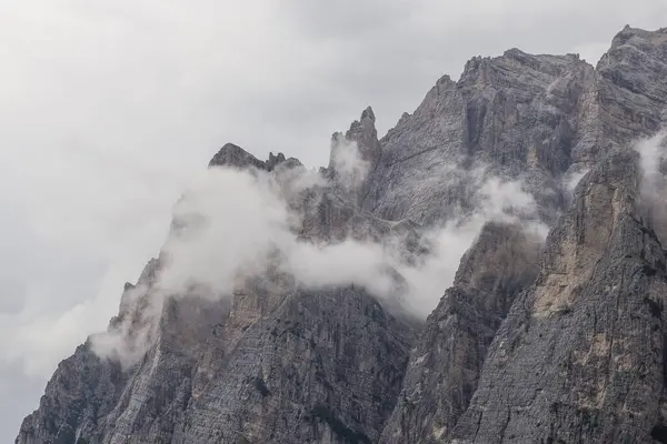 Bulutlu Bir Günde Dolomitler Dağları — Stok fotoğraf
