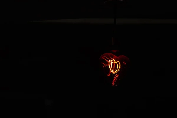 Herzförmiges Licht Das Dunkeln Leuchtet Isoliert Auf Schwarz — Stockfoto