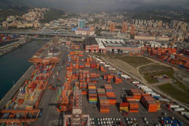 GENOA, İtalya - 24 Ekim 2022 Cristoforo Colombo havaalanına inerken liman