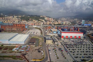 GENOA, İtalya - 24 Ekim 2022 Cristoforo Colombo havaalanına inerken liman