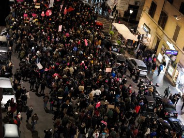 ROMA, İTALYA - 26 Kasım 2022 - Binlerce kişi Roma 'da cinsiyet şiddetine karşı feminist yürüyüşe katıldı.