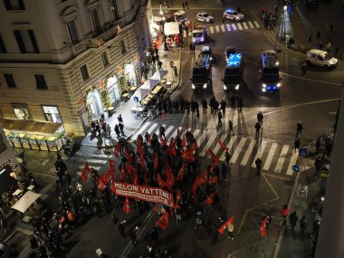 ROMA, İTALYA - 26 Kasım 2022 - Binlerce kişi Roma 'da cinsiyet şiddetine karşı feminist yürüyüşe katıldı.