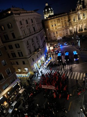 ROMA, İTALYA - 26 Kasım 2022 - Binlerce kişi Roma 'da cinsiyet şiddetine karşı feminist yürüyüşe katıldı.