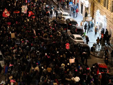 ROMA, İTALYA - 26 Kasım 2022 - Binlerce kişi Roma 'da cinsiyet şiddetine karşı feminist yürüyüşe katıldı.