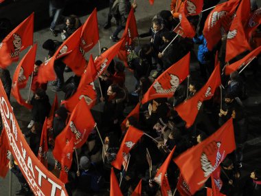 ROMA, İTALYA - 26 Kasım 2022 - Binlerce kişi Roma 'da cinsiyet şiddetine karşı feminist yürüyüşe katıldı.