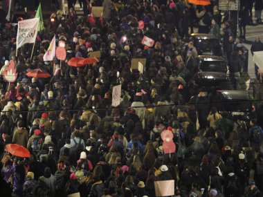 ROMA, İTALYA - 26 Kasım 2022 - Binlerce kişi Roma 'da cinsiyet şiddetine karşı feminist yürüyüşe katıldı.