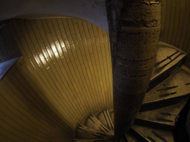 Aziz Petrus Bazilikası Roma merdivenlerinden çatıya çıkıyor.