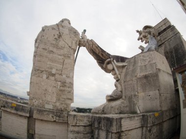 Aziz Peter Bazilika Roma manzarası. Heykelin çatı detaylarından.