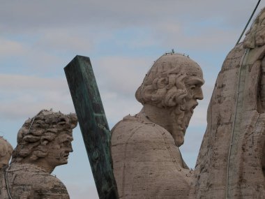 Aziz Peter Bazilika Roma manzarası. Heykelin çatı detaylarından.