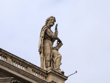 Aziz Peter Bazilika Roma 'nın çatıdaki heykelinin ayrıntıları.