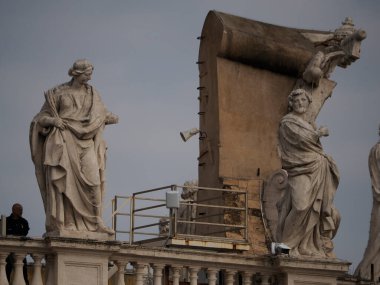 Aziz Peter Bazilika Roma 'nın çatıdaki heykelinin ayrıntıları.