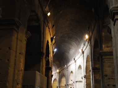 Kolezyum Roma 'nın iç mekanı. Gece karanlık gökyüzünde.