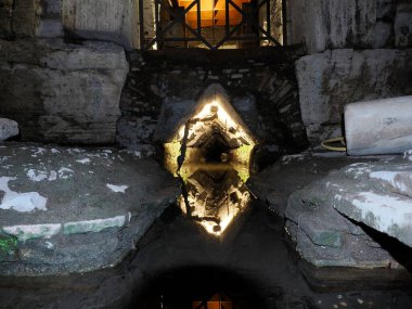 Colosseum 'un içindeki su kanalı Roma' nın iç manzarası geceleyin siyah gökyüzünde