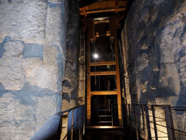 Kolezyum 'da vinç üretimi. Roma' nın iç mekanı. Geceleri gökyüzü karanlık.