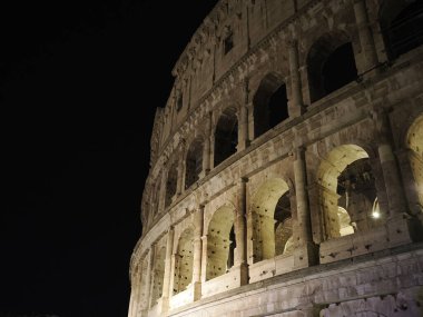 Kolezyum Roma 'nın iç mekanı. Gece karanlık gökyüzünde.