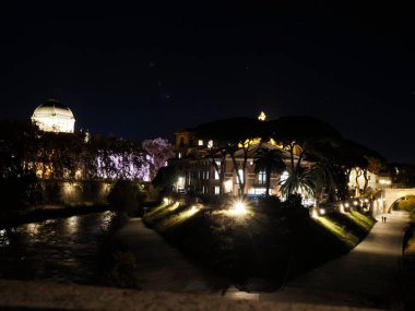 Roma Tiberina adası gece kara gökyüzü manzarası