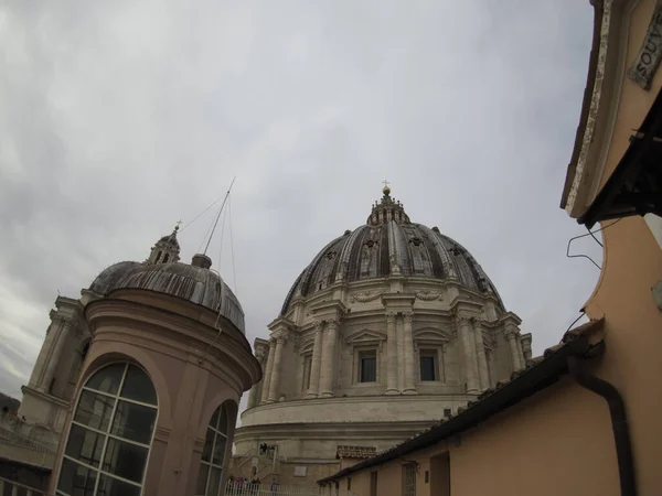 圣彼得大教堂从屋顶的细节看玫瑰 — 图库照片