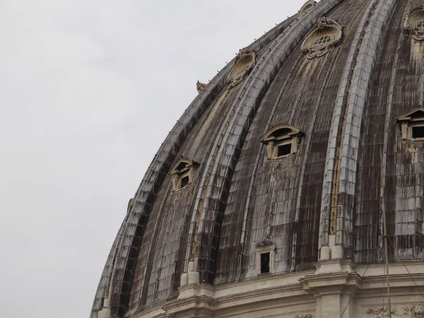 圣彼得大教堂 从屋顶上俯瞰 穹顶的细节 — 图库照片