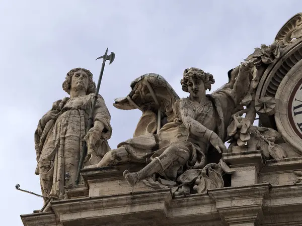 Aziz Peter Bazilika Roma Nın Çatıdaki Heykelinin Ayrıntıları — Stok fotoğraf