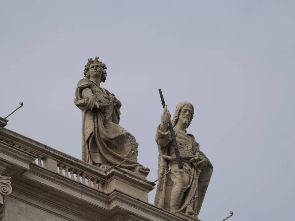 圣彼得大教堂柱顶雕像的玫瑰色细节 — 图库照片