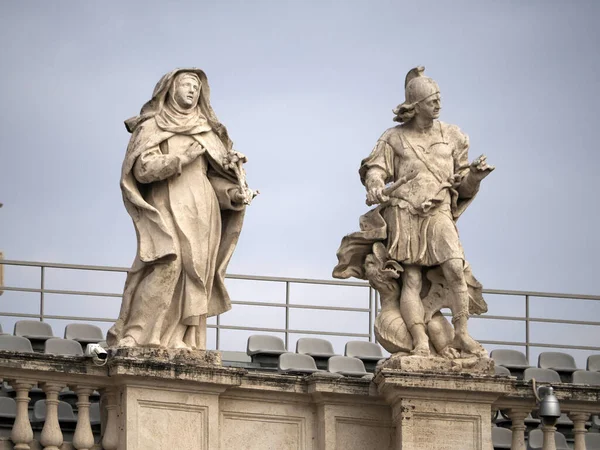 圣彼得大教堂柱顶雕像的玫瑰色细节 — 图库照片