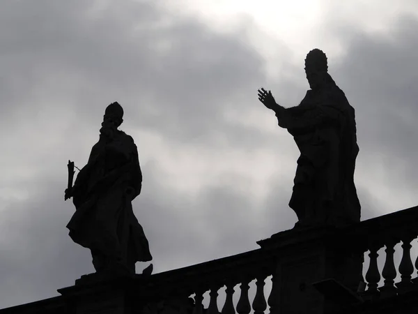 Saint Peter Bazylika Rzymska Sylwetka Detal Posągu Dachu Kolumn — Zdjęcie stockowe
