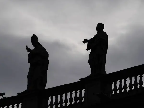 Saint Peter Basilique Rome Silhouette Détail Statue Sur Colonnes Toit — Photo