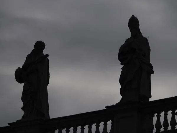 Saint Peter Basilique Rome Silhouette Détail Statue Sur Colonnes Toit — Photo
