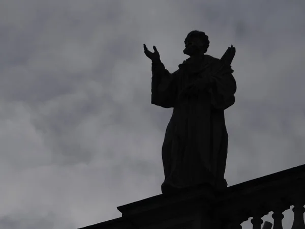 Basilica San Pietro Silhouette Roma Dettaglio Della Statua Sul Tetto — Foto Stock