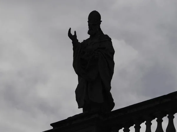 Basilica San Pietro Silhouette Roma Dettaglio Della Statua Sul Tetto — Foto Stock