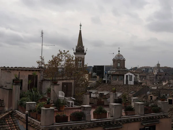 ローマの家の屋根と教会のドームの街並みドームビューパノラマの詳細 — ストック写真