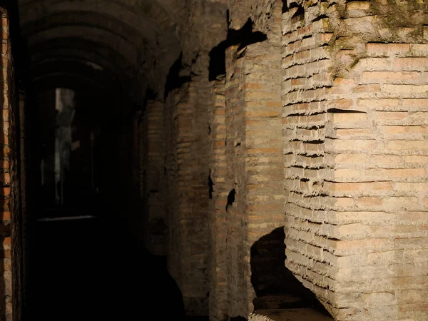 วภายในโคลอสเซ ยมโรมตอนกลางค นบนท องฟ — ภาพถ่ายสต็อก