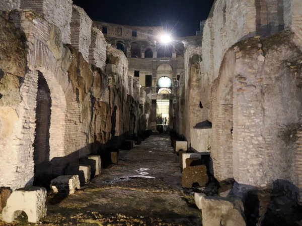 コロッセオローマ黒空の夜のインテリアビュー — ストック写真