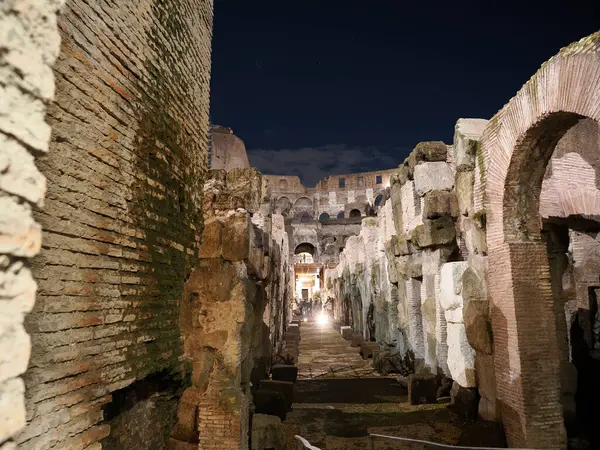 コロッセオローマ黒空の夜のインテリアビュー — ストック写真