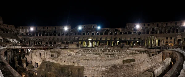 Kolezyum Roma Nın Mekanı Gece Karanlık Gökyüzünde — Stok fotoğraf