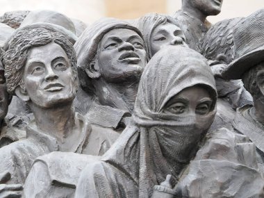 ROMA, İtalya - 25 Kasım 2022: Kanadalı sanatçı-heykeltıraş Timothy Schmalz 'ın Roma' daki St. Peter Meydanı 'ndaki göçmenlerin anısına dikilmiş anıt