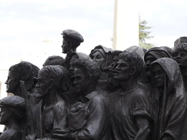 ローマ イタリア 2022年11月25日 ローマのサン ピエトロ広場にあるカナダの彫刻家ティモシー シュマルツの移住者への追悼碑 — ストック写真