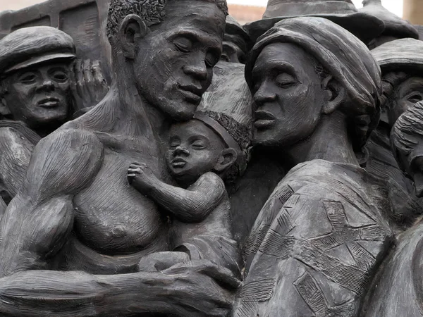 ローマ イタリア 2022年11月25日 ローマのサン ピエトロ広場にあるカナダの彫刻家ティモシー シュマルツの移住者への追悼碑 — ストック写真