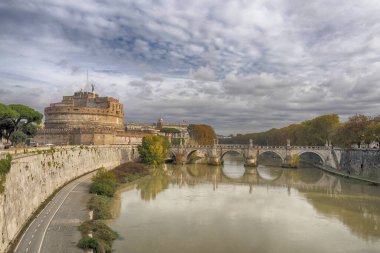 Roma, İtalya 'da güneşli bir günde Castel Sant' Angelo ve Sant 'Angelo köprüsü