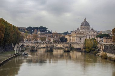 Roma, İtalya 'da güneşli bir günde Castel Sant' Angelo ve Sant 'Angelo köprüsü