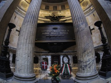 Kral Vittorio emanuele Roma 'daki Pantheon' un mezarını ziyaret etti.