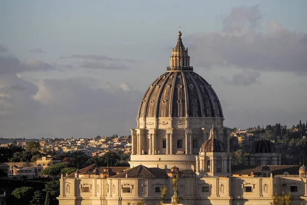 梵蒂冈圣彼得教堂圆顶 从Gianicolo Hill全景看日出 — 图库照片