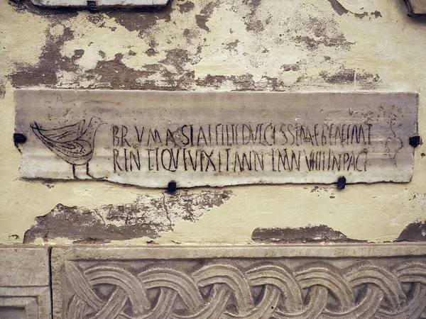 教堂里的圣塔玛莉亚石刻的细节 — 图库照片