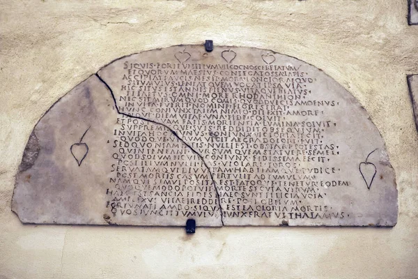 教堂里的圣塔玛莉亚石刻的细节 — 图库照片