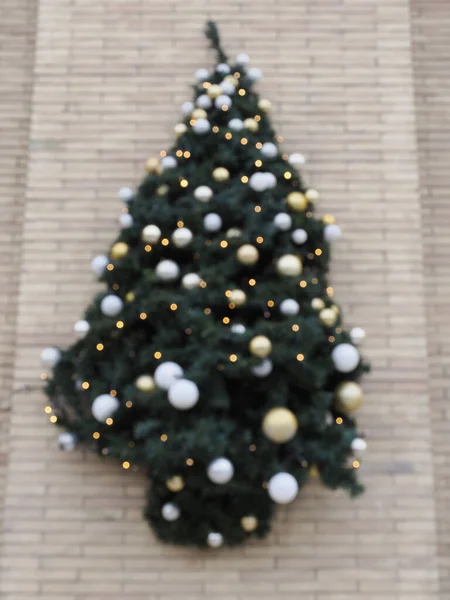 Topları Noel Ağacına Yakın Tut Arka Planda Bokeh Çelenkleri Yeni — Stok fotoğraf