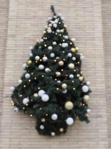 Gros Plan Des Boules Sur Arbre Noël Guirlandes Bokeh Arrière — Photo