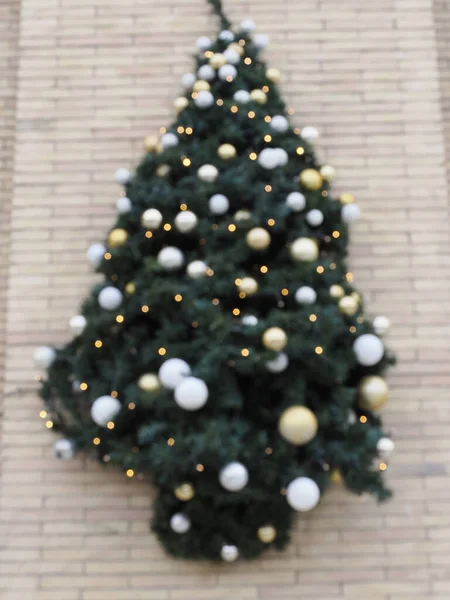 Κοντινό Πλάνο Μπάλες Στο Χριστουγεννιάτικο Δέντρο Bokeh Γιρλάντα Στο Παρασκήνιο — Φωτογραφία Αρχείου